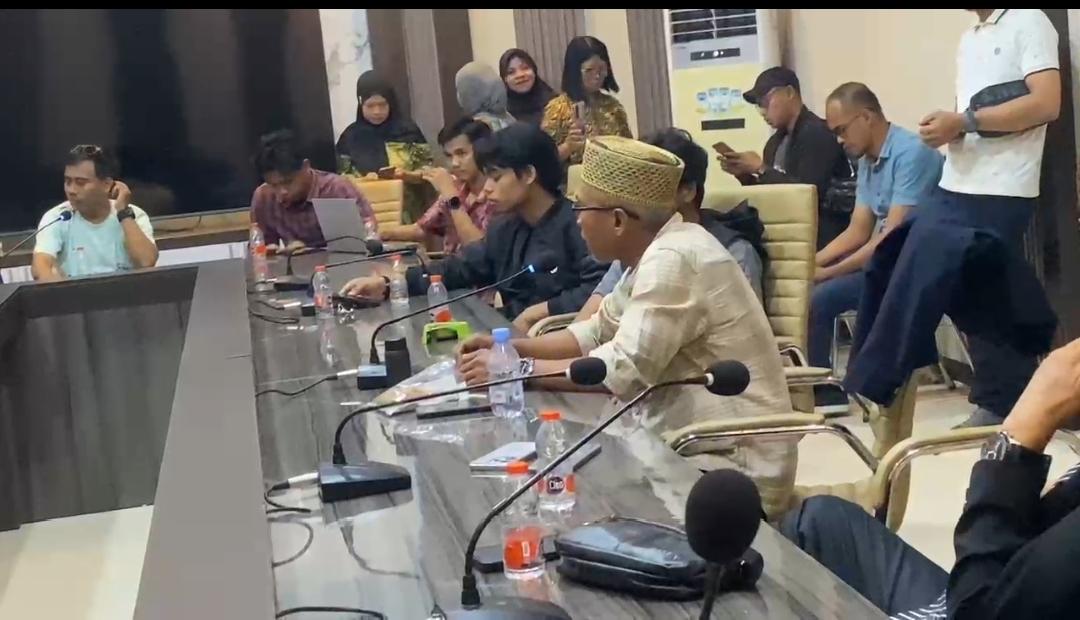 Aliansi-mahasiswa-dan-tokoh-pemuda-Kabupaten-Pasangkayu-saat-menyampaikan-aspirasi.jpg