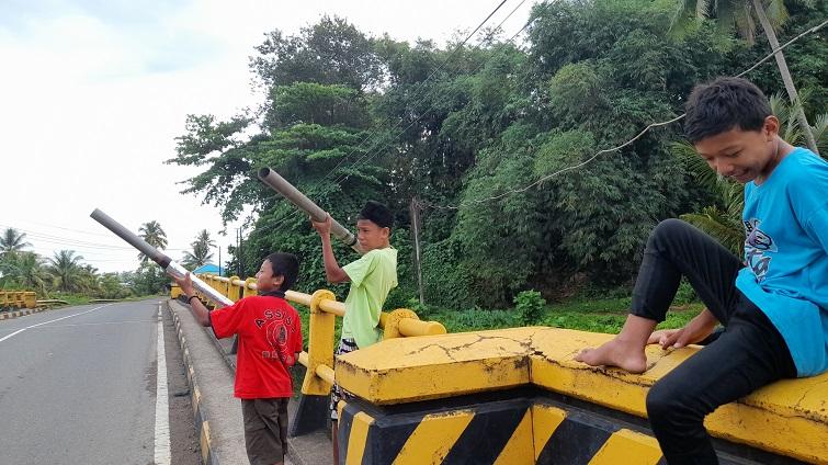 Anak-anak-di-Desa-Bambu-Mamuju.jpg