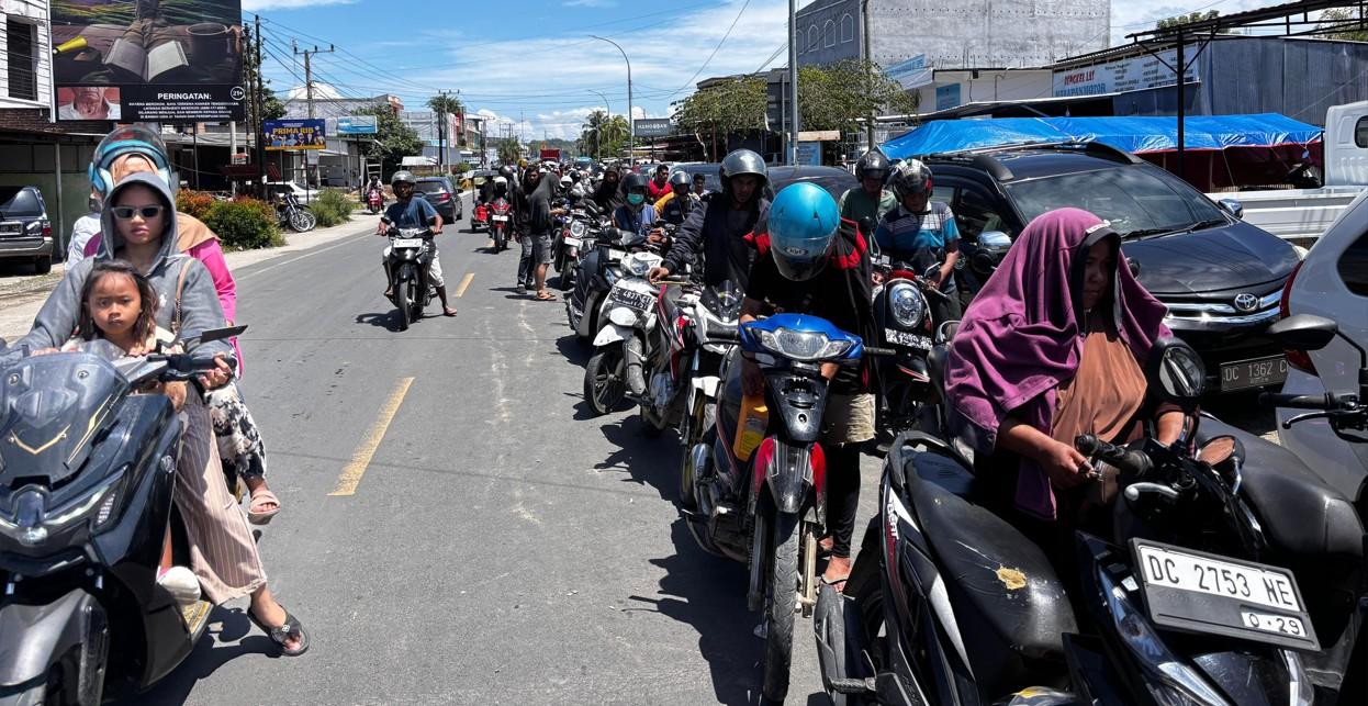 Antrean-panjang-di-SPBU-Polman.jpg
