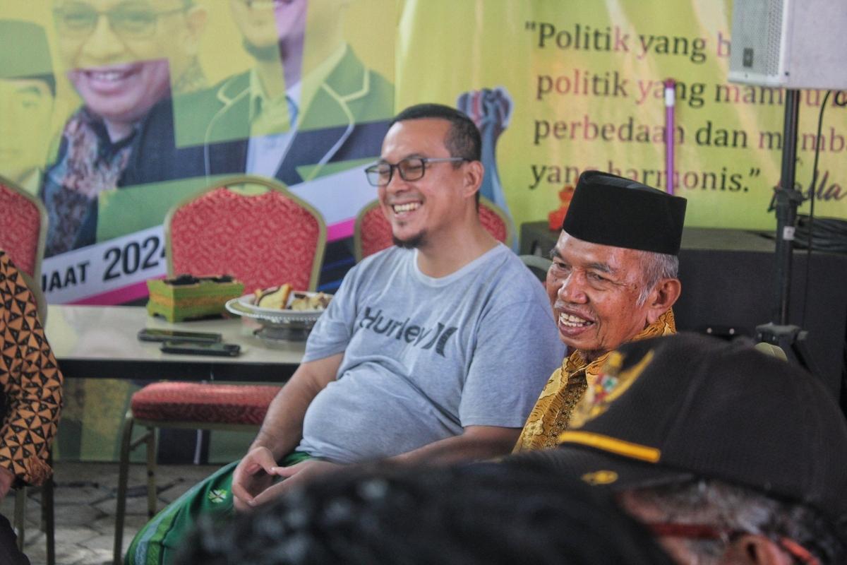 Arsal-Aras-Calon-Bupati-Mamuju-Tengah-saat-menyambut-kedatangan-warga.jpg