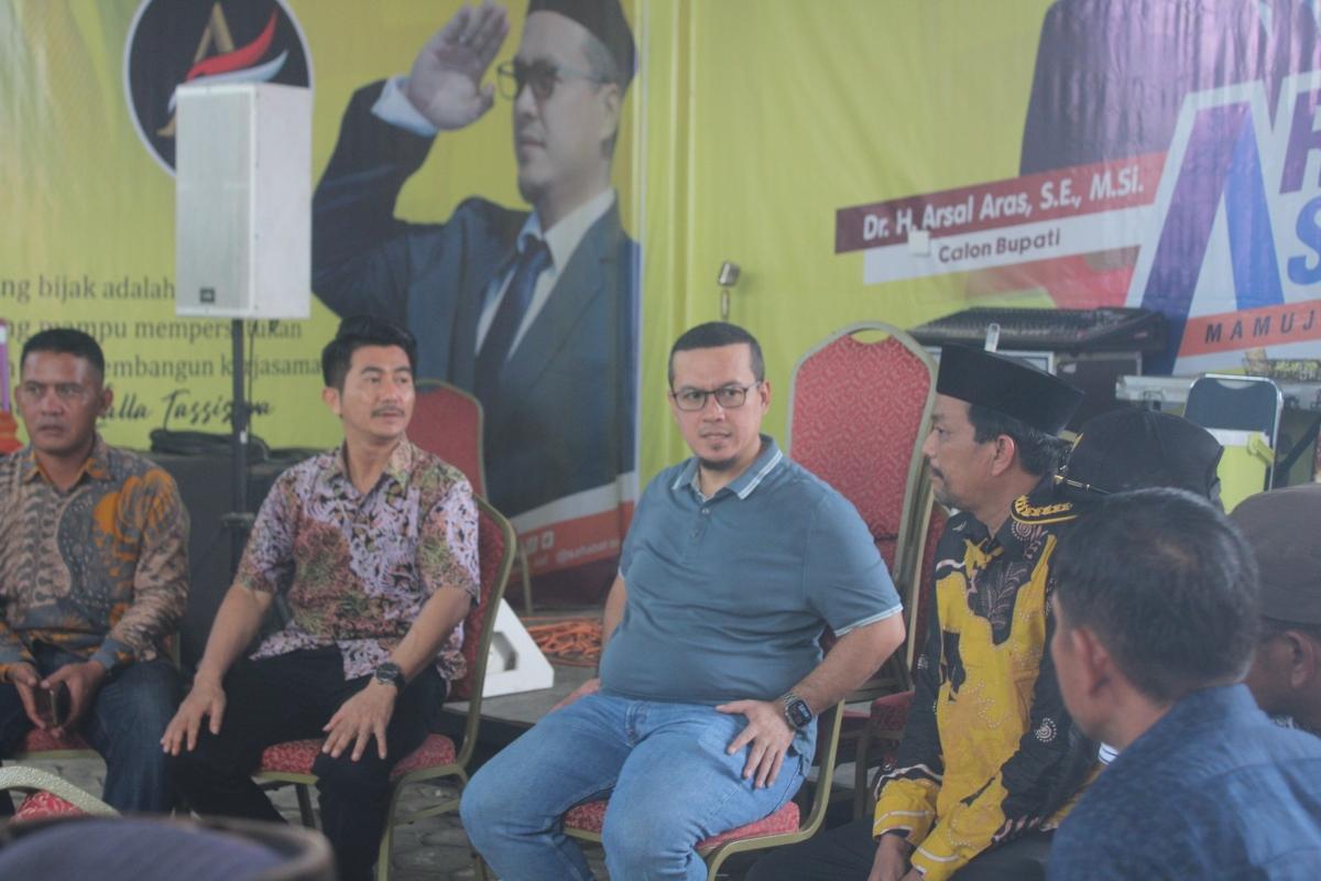 Arsal-Aras-tengah-kacamata-saat-berbincang-dengan-sejumlah-Tokoh-Masyarakat.jpg