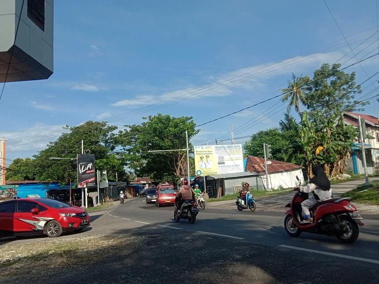 Arus-lalu-lintas-di-simpang-lima-Masjid-Ilaikal-Mashir-Majene-terpantau-lancar-pagi-ini.jpg