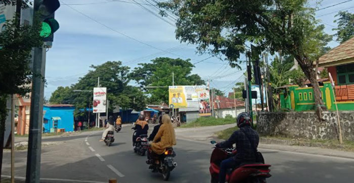 Arus-lalu-lintas-di-simpang-lima-Masjid-Ilaikal-Mashir-Majene-terpantau-lancar.jpg