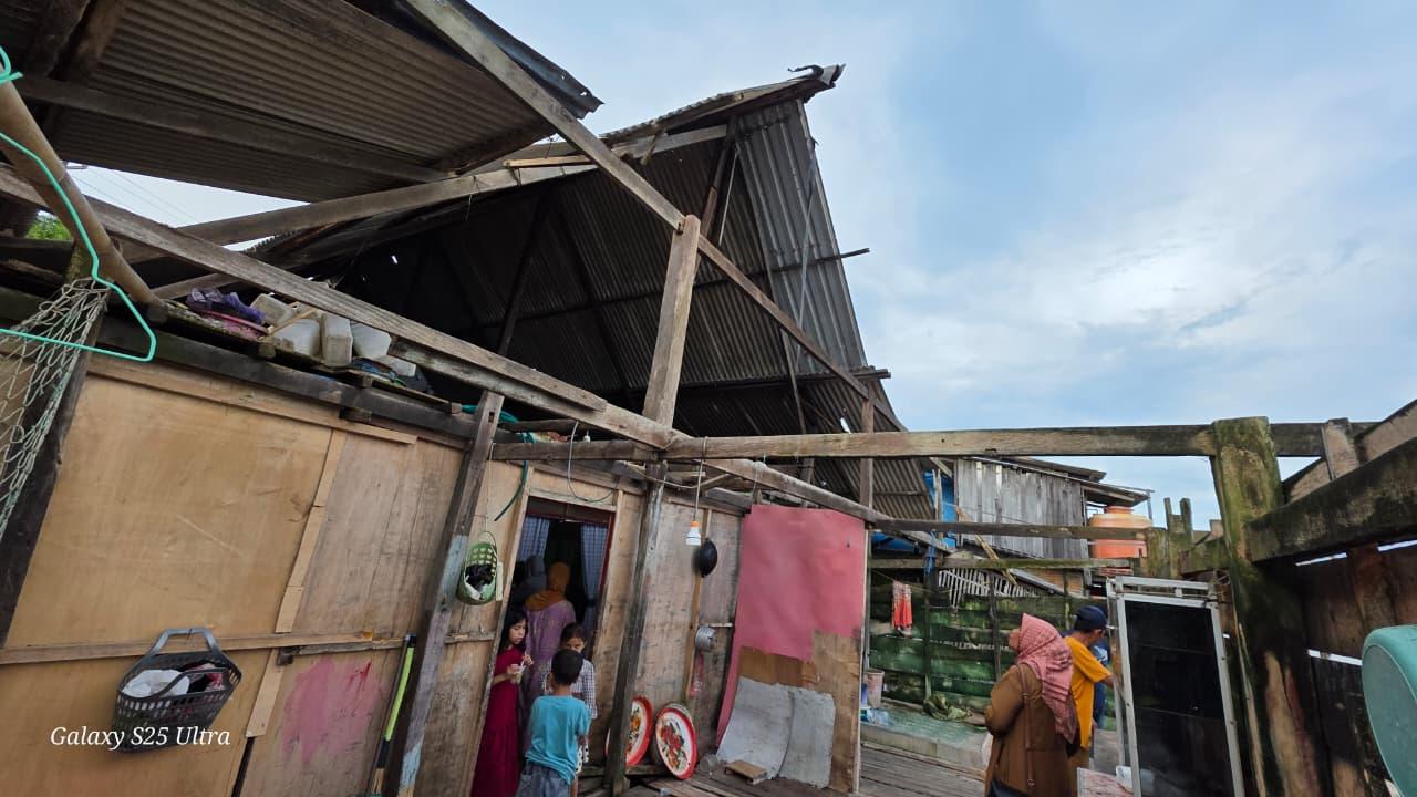 Atap-rumah-warga-polman-terlepas-angin-kencang.jpg