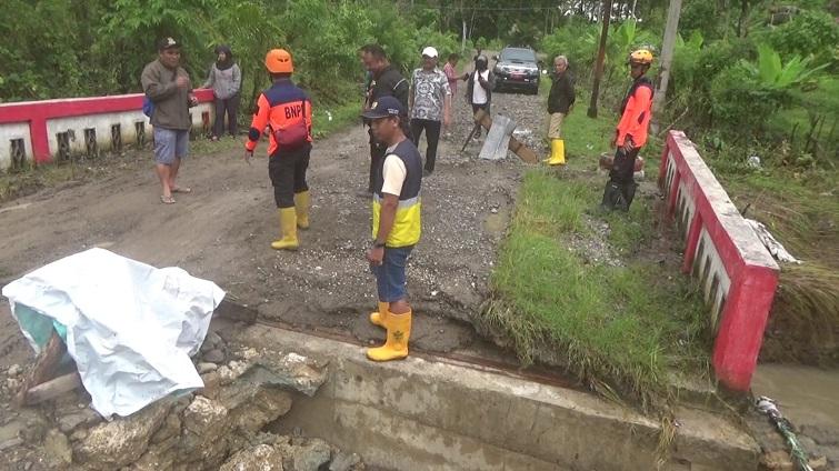 BPBD-Mamuju-pantau-jembatan-rusak-di-Puri-Mutiara.jpg