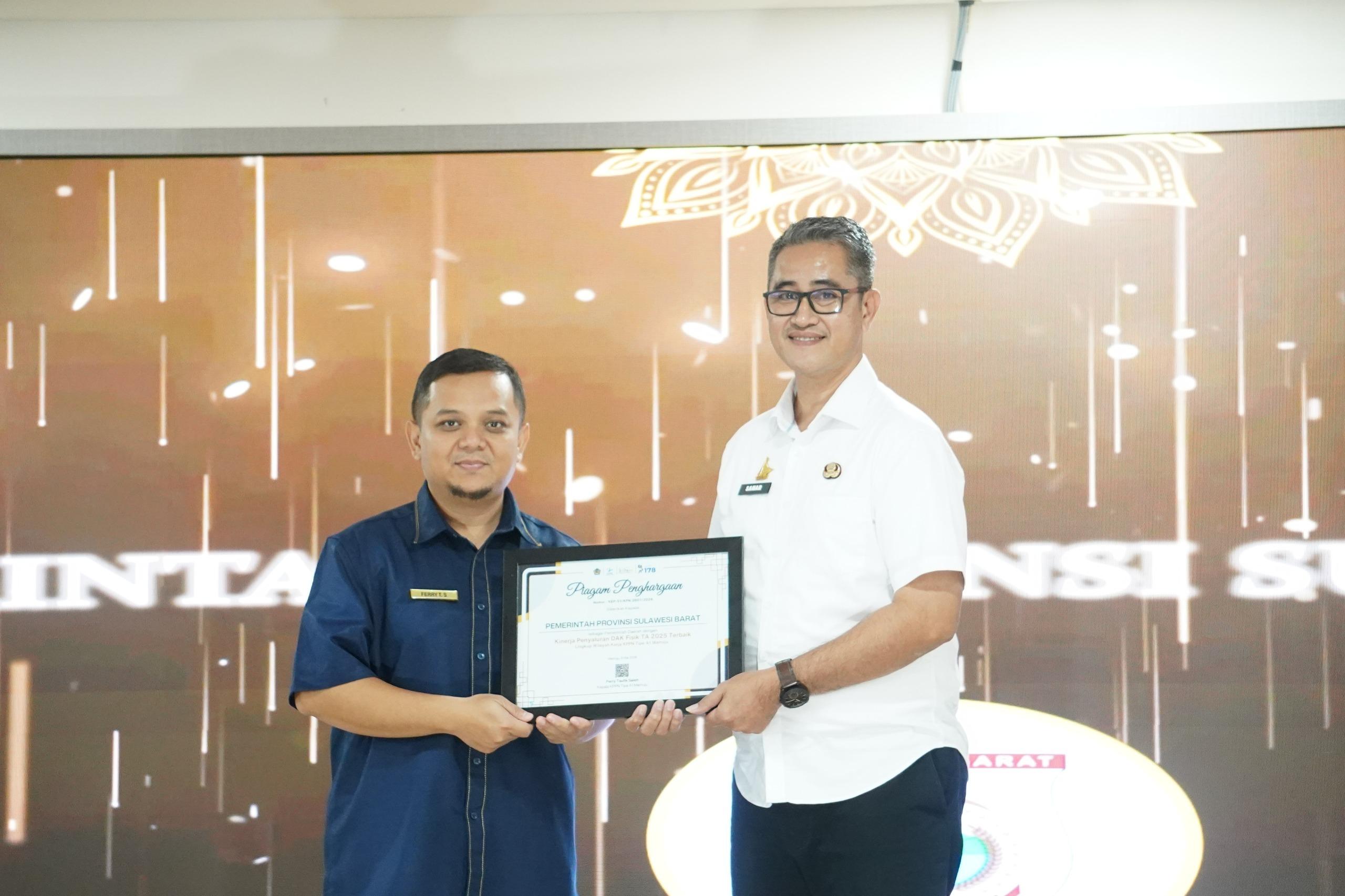 BPKAD-terima-penghargaan-untuk-pemprov-Sulbar.jpg