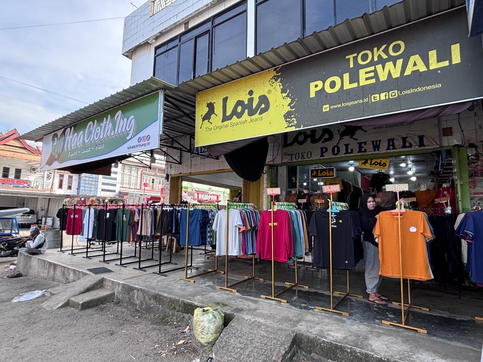 Lapak Pedagang Pakaian di Pasar Polman Sepi Pembeli, Imbas Kalah Saing Pasar Online