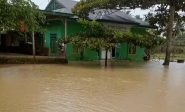 Banjir-Merendam-MTs-Yadis-Sampoang.jpg
