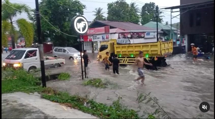 Banjir-di-Jalan-poros-Majene-Mamuju-karena-hujan-deras.jpg