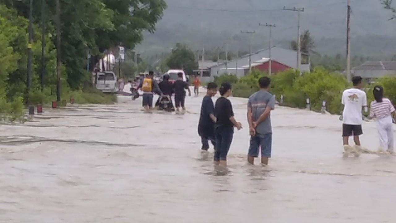 Jalur Trans Sulawesi di Perbatasan Majene-Polman Tetputus Akibat Banjir