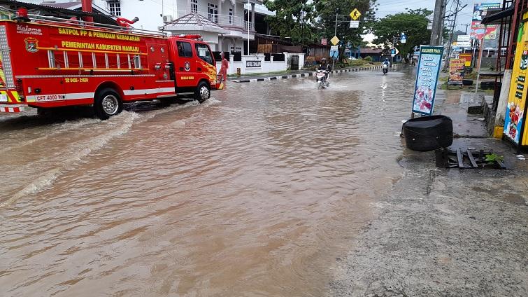 Banjir-lumpuhkan-Lalu-lintas-kota-Mamuju-salah-satunya.jpg