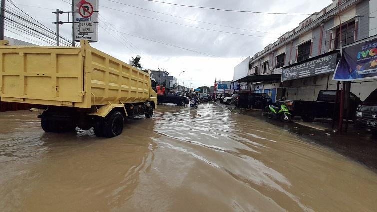 Banjir-terjadi-di-Simbuang-Jl-Jendral-Sudirman-Kecamatan-Simboro-Mamuju-Sulbar.jpg