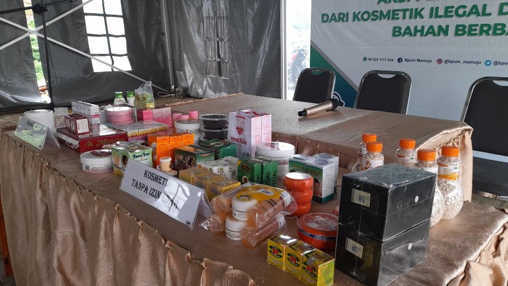 Barang-Kosmetik-Ilegal-diamankan-BPOM-Mamuju-Senin-282022.jpg