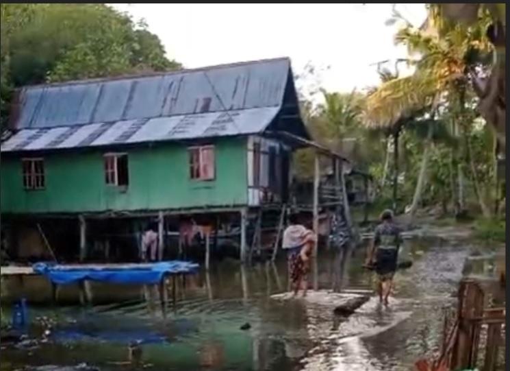 Belasan-rumah-warga-di-Pulau-Battoa-Polman-terandam-banjir-rob.jpg