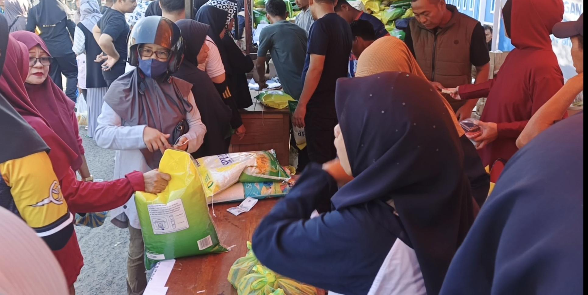 Warga Majene Rela Antre Sejak Subuh Demi Berburu Beras Murah Rp58 Ribu per 5 Kg
