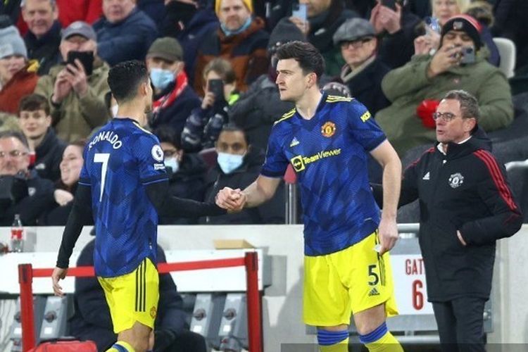Bintang-Manchester-United-Cristiano-Ronaldo-berjalan-ke-luar-lapangan.jpg