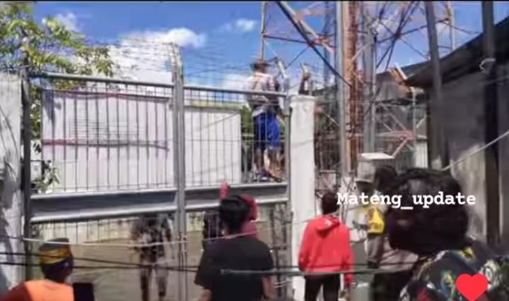 Bocah-Laki-laki-panjat-tower-telkomsel-di-Kecamatan-Topoyo.jpg