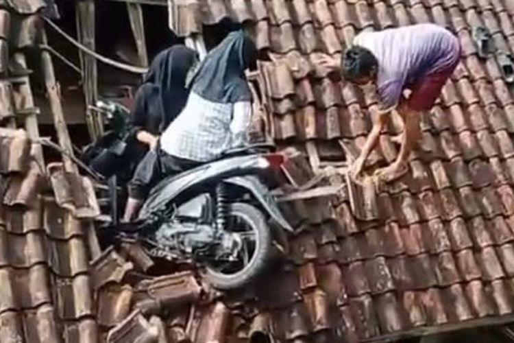 Bocah-SD-di-Tasikmalaya-nyungsep-ke-atas-rumah-warga-saat-hendak-ngabuburit.jpg