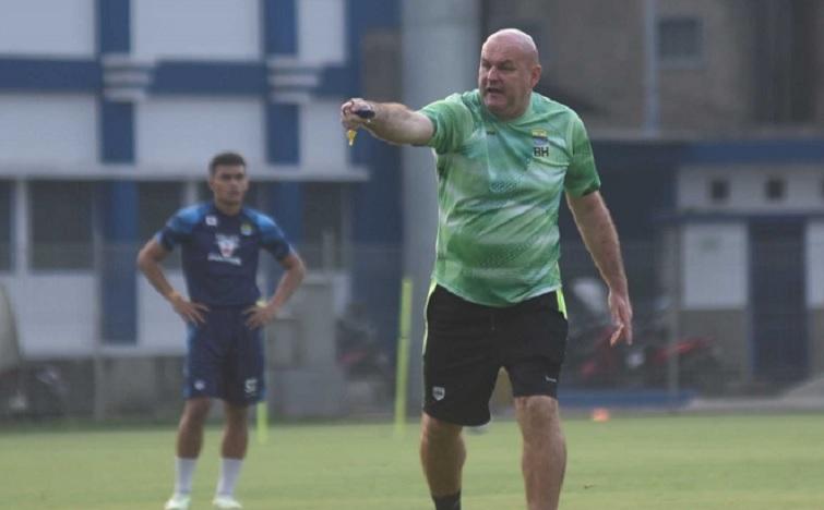 Bojan-Hodak-memimpin-latihan-Persib-Bandung.jpg