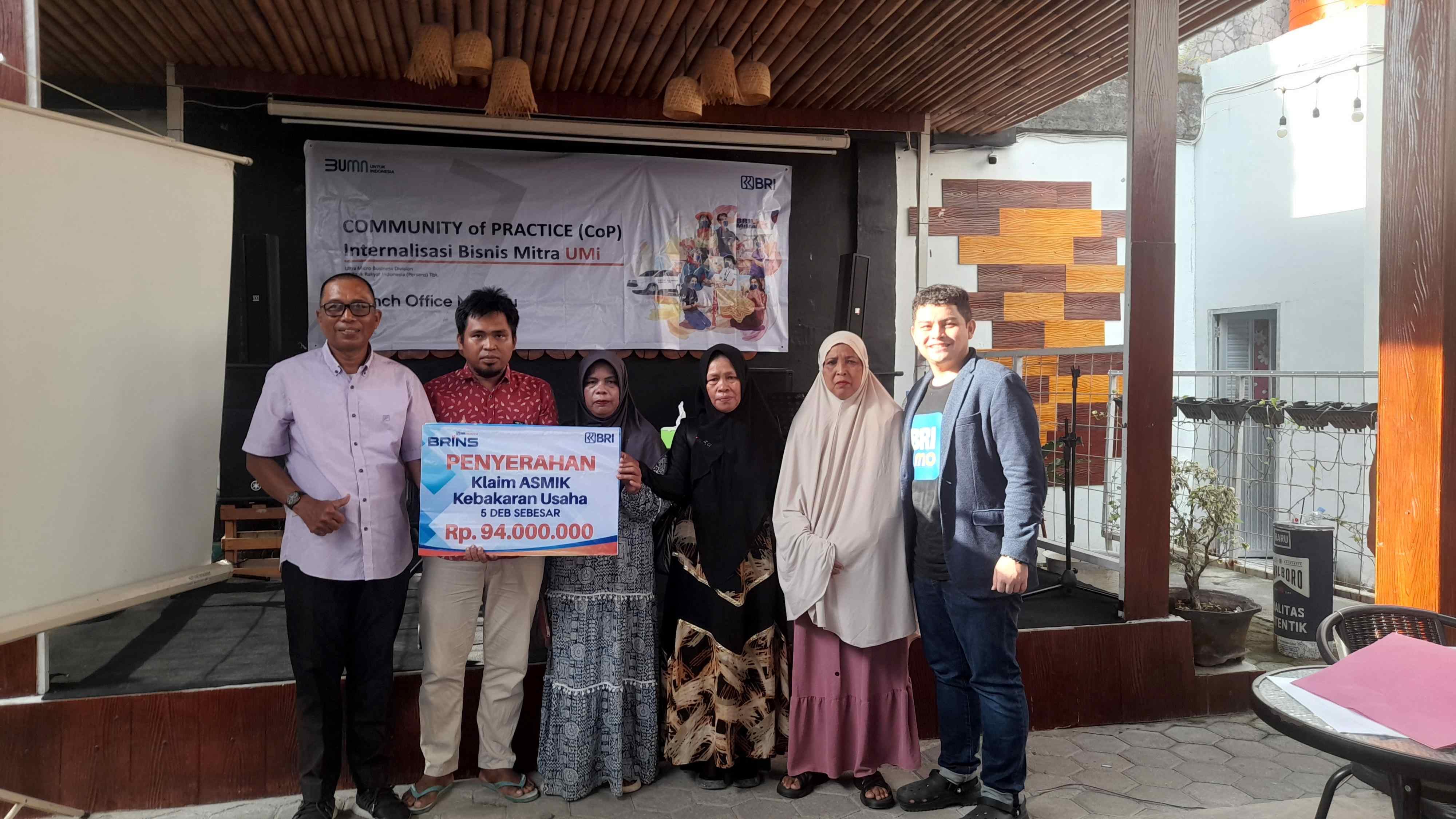 Branch-Manager-BRI-Mamuju-Octarez-Abi-Ibrahim-saat-menyerahkan-santunan.jpg