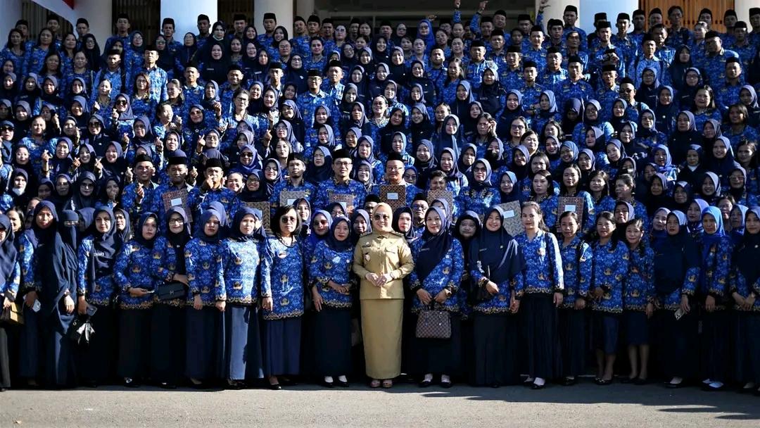 Bupati-Mamuju-Sutinah-Suhardi-saat-berfoto-dengan-para-PPPK-usai-menerima-SK.jpg