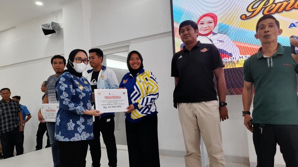 Bupati-Mamuju-Sutinah-saat-menyerahkan-bonus-atlet-Porprov-IV-Sulbar-2022.jpg