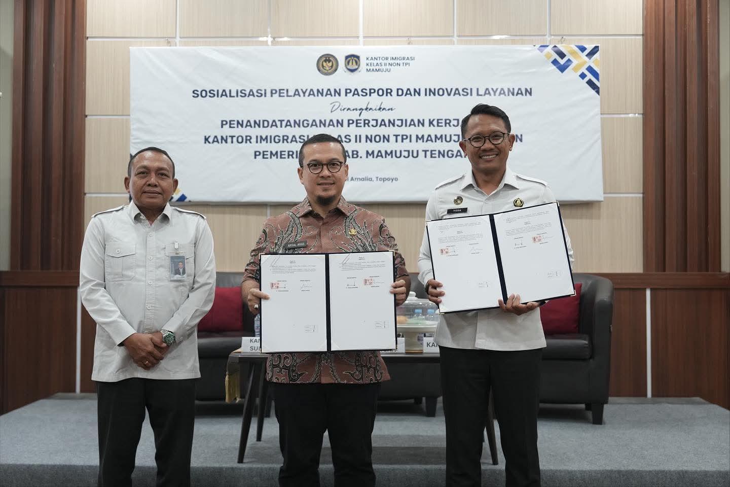Bupati-Mamuju-Tengah-Arsal-Aras-tekan-MoU-dengan-Kantor-Imigrasi-Kelas-II-Non-TPI-Mamuju.jpg