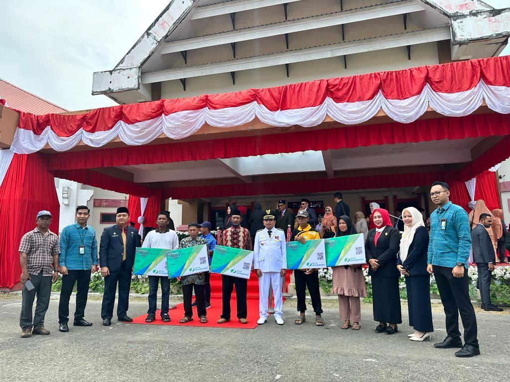 HUT ke-78 RI, Bupati Pasangkayu Serahkan 4.000 Kartu Perlindungan Jamsostek ke Pekerja Rentan