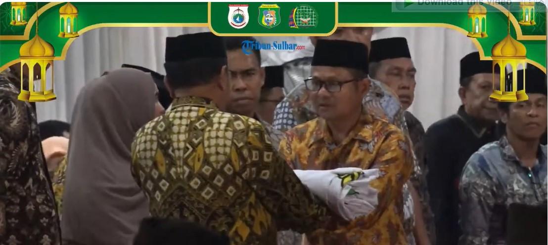 Bupati-Pasangkayu-Yaumil-menyerahkan-bendera-MTQ-kepada-Kepala-Kemenag-Mamasa.jpg