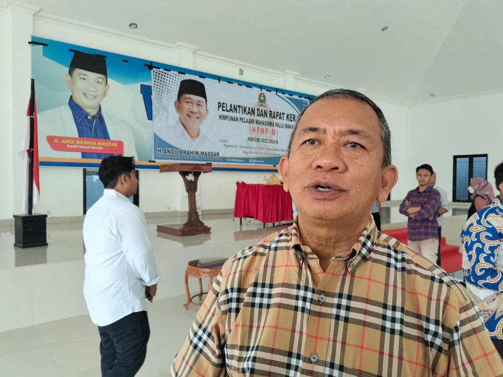 Bupati-Polman-Andi-Ibrahim-Masdar-AIM-saat-diwawancarai-di-Rujab-Jl-Ratulangi-Kelurahan-Darma.jpg