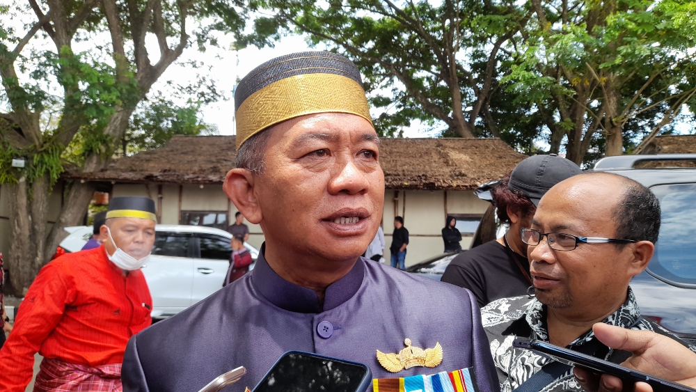 Bupati-Polman-Andi-Ibrahim-Masdar-saat-ditemui-usai-hadir-paripurna-HUT-ke-18-Sulbar.jpg