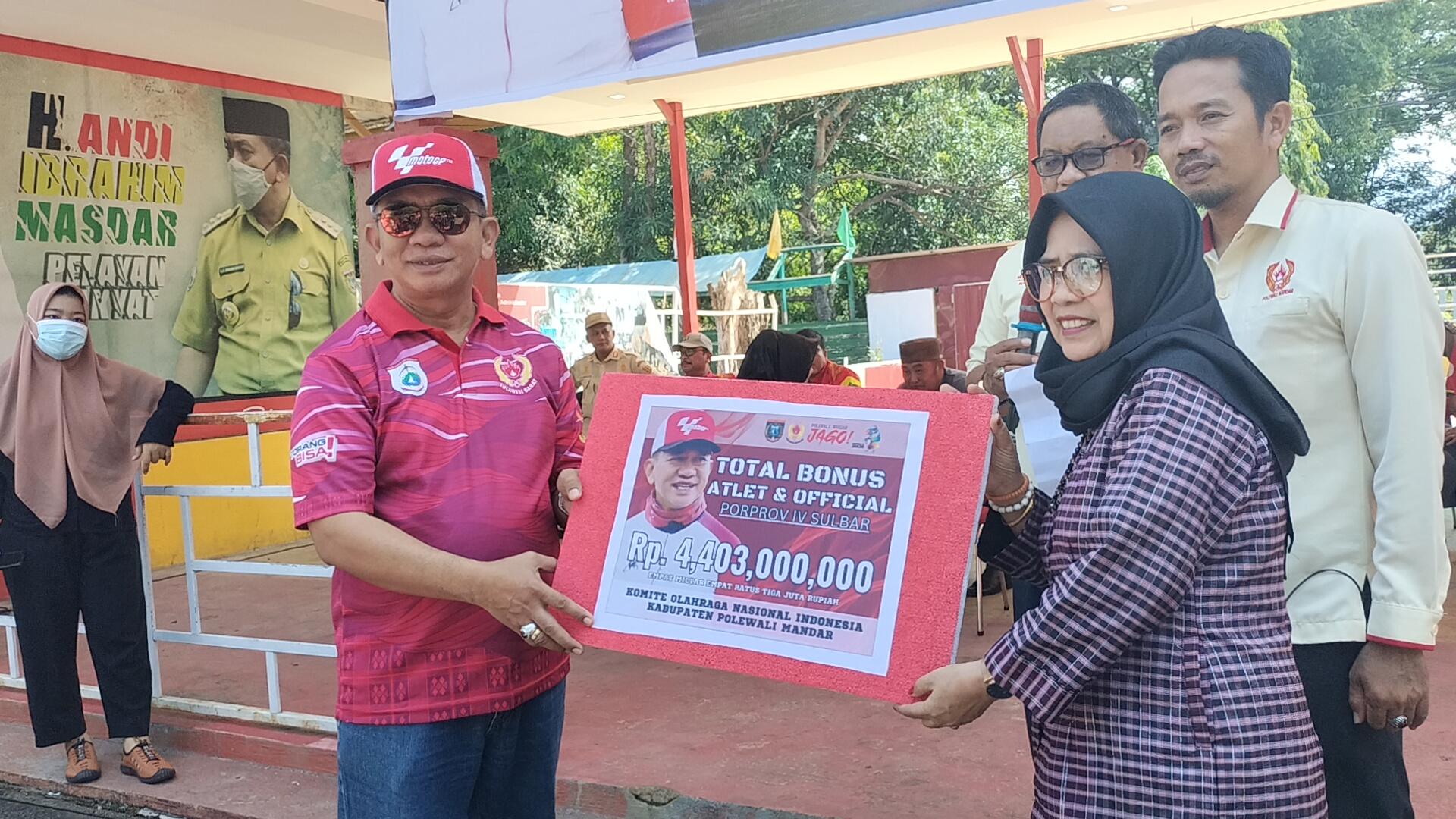 Bupati-Polman-Andi-Ibrahim-Masdar-serahkan-bonus-kepada-Ketua-KONI-polman-Sakina.jpg