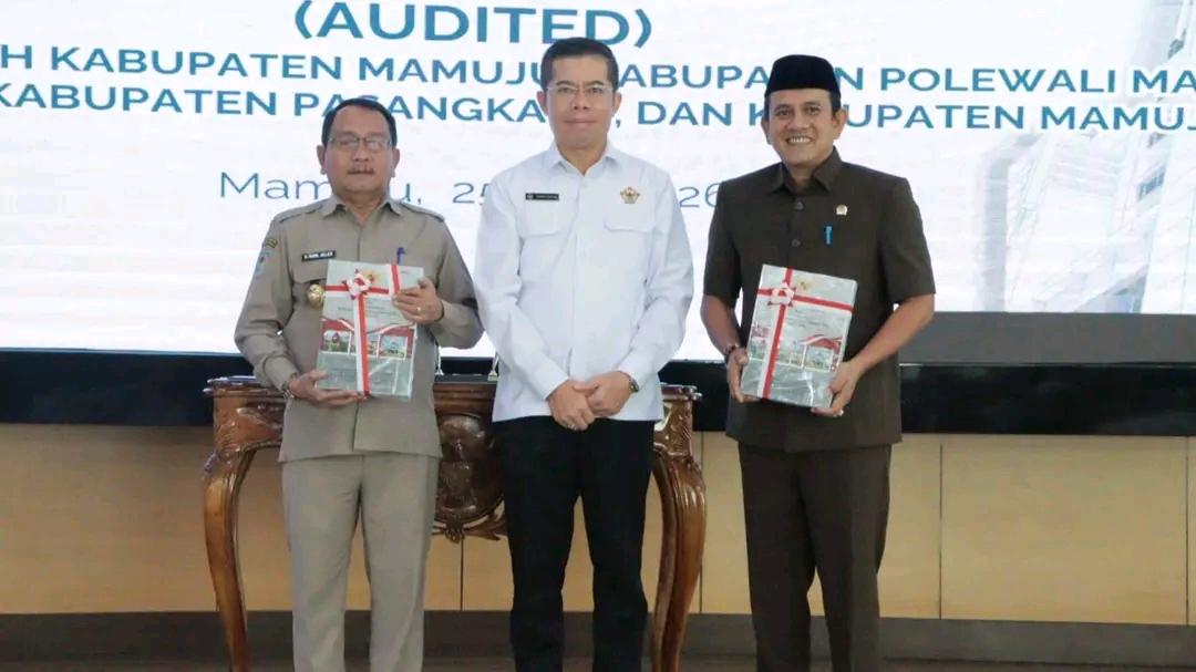 Bupati-dan-Ketua-DPRD-Pasangkayu-menerima-LHP-atas-LKPD-Tahun-Anggaran-2025-dari-BPK-RI.jpg