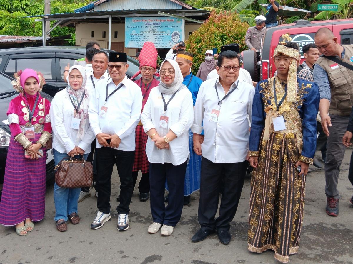 Cagub-cawagub-Sulbar-PHS-Enny-saat-tiba-di-depan-kantor-KPU-Sulbar.jpg
