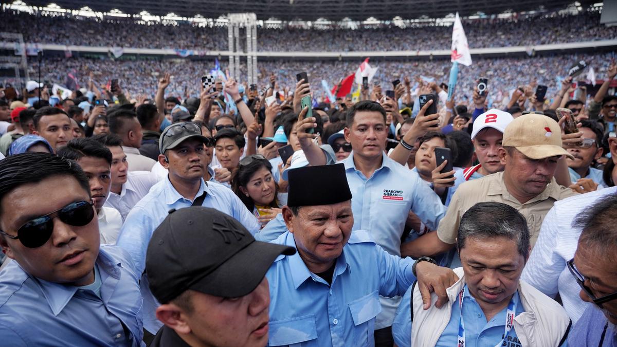 Calon-presiden-Prabowo-Subianto-di-tengah-massa-kampanye-saat-acara-kampanye-Pesta-Rakyat.jpg