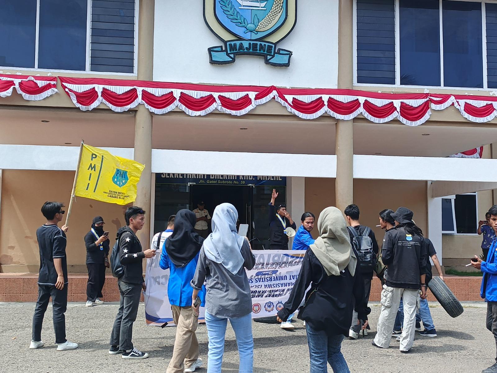 BREAKING NEWS : Mahasiswa PMII Majene Geruduk Kantor Bupati, Desak Pencopotan Plt Kadis BPBD