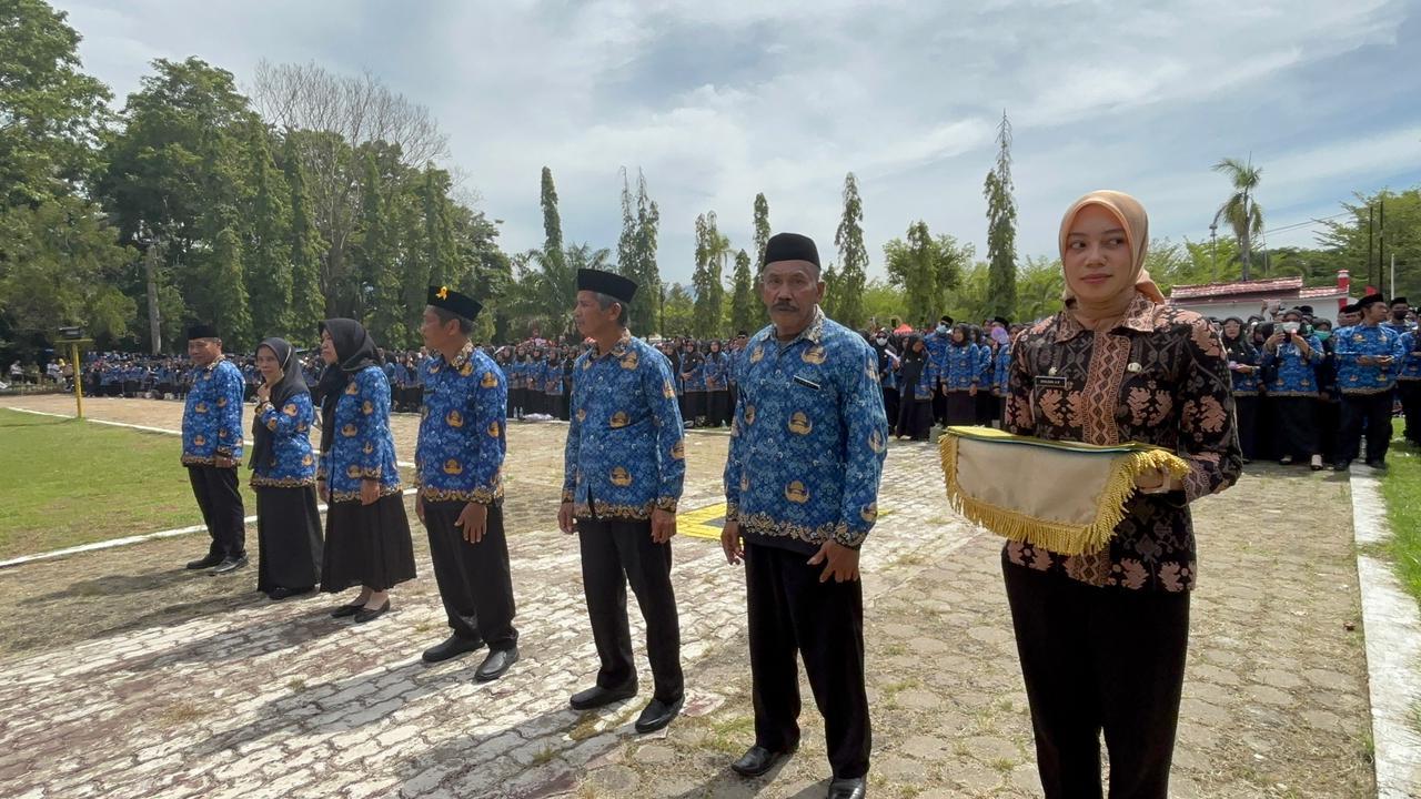 Delapan-PPPK-Paruh-Waktu-di-Polman-terima-penghargaan-karena-memasuki-batas-usia-pensiun.jpg
