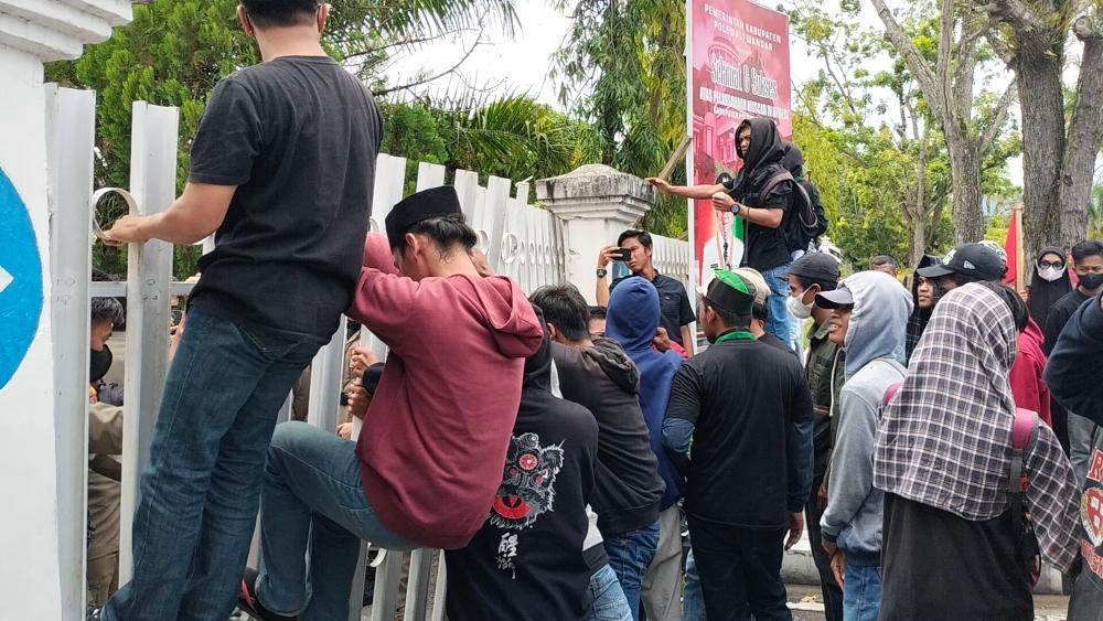 Demonstran-geruduk-pagar-kantor-Bupati-Polman-mereka-membawa-lima-poin-tuntutan.jpg