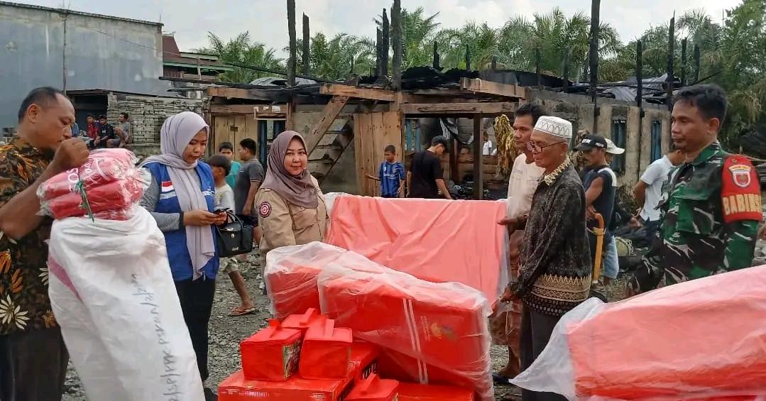 Dinas-Sosial-Pasangkayu-saat-memberikan-bantuan-logistik-kepada-korban-kebakaran.jpg