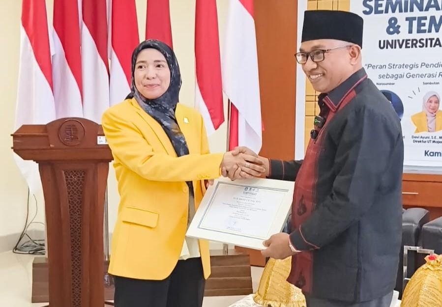 Direktur-UT-Majene-Devi-Ayuni-bersama-DR-Amran.jpg