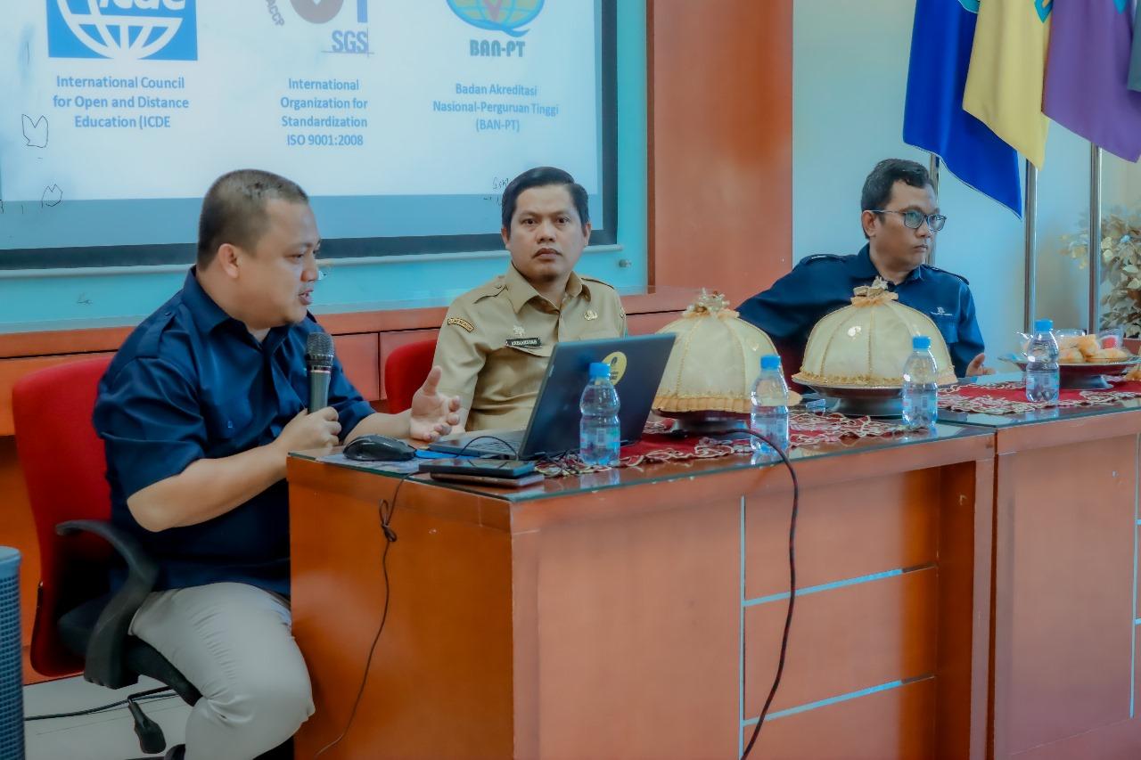 Dosen-UT-Majene-Dr-Syahrinullah-sedang-memaparkan-materi-tentang-UT-Majene.jpg