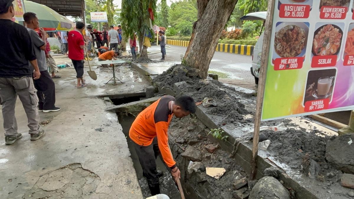 Drainase-sepanjang-2-kilometer-penyebab-banjir-di-Kota-Polewali-dibersihkan.jpg