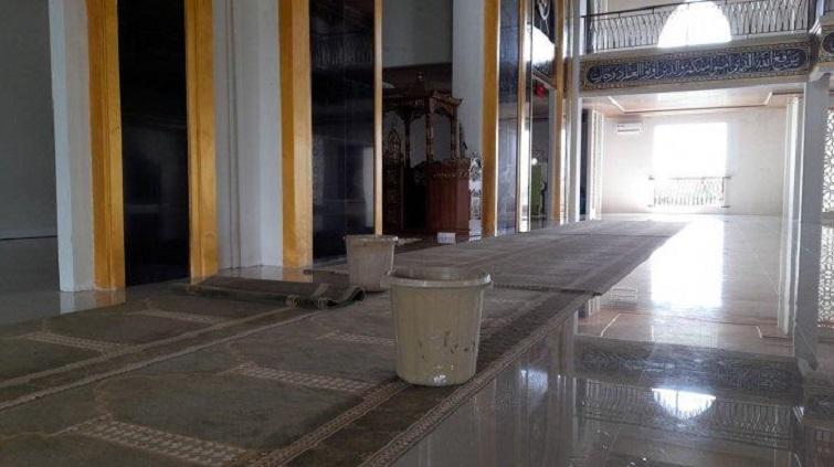 Atap Masjid Baitul Anwar Pemprov Sulbar Bocor, Kesbangpol Sumbang 25 Sak Semen