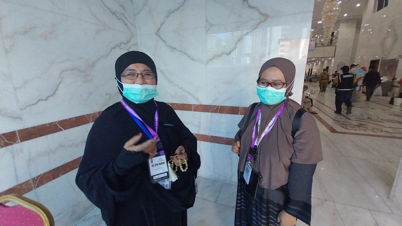 Dua-jamaah-Kloter-10-Embarkasi-Makassar-asal-Mamuju-Sulbar-memuji-pelayanan-jamaah-haji-2025.jpg