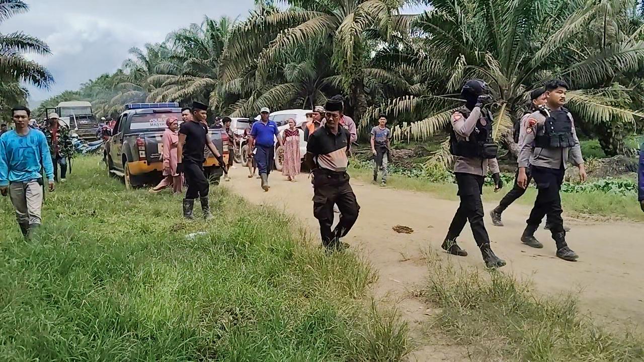 Dua-kelompok-warga-di-Mamuju-Tengah-bersitegang-di-lokasi-dugaan-sengketa-lahan.jpg