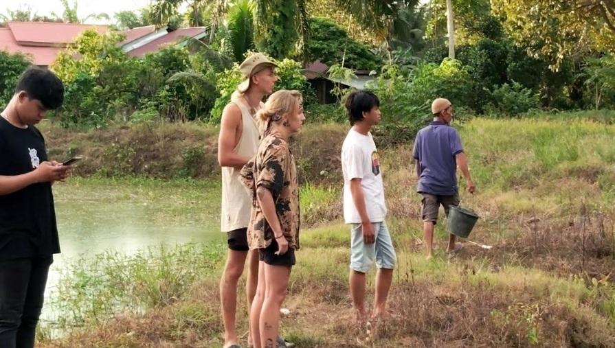 Dua-orang-bule-asal-Republik-Ceko-Eropa-Tengah-saat-ikut-memasang-jerat-buaya.jpg