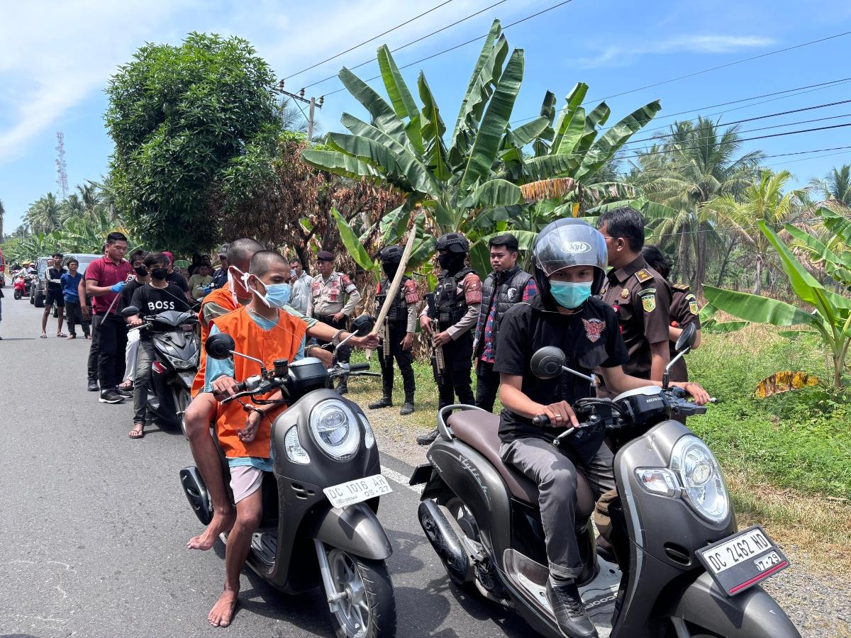 Dua-remaja-pelaku-rekontruksi-kasus-pengendara-tewas-di-Palippis.jpg