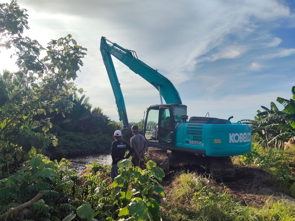 Excavator-long-arm-diterjunkan-melakukan-normalisasi-sungai-di-Salupangkang-IV.jpg