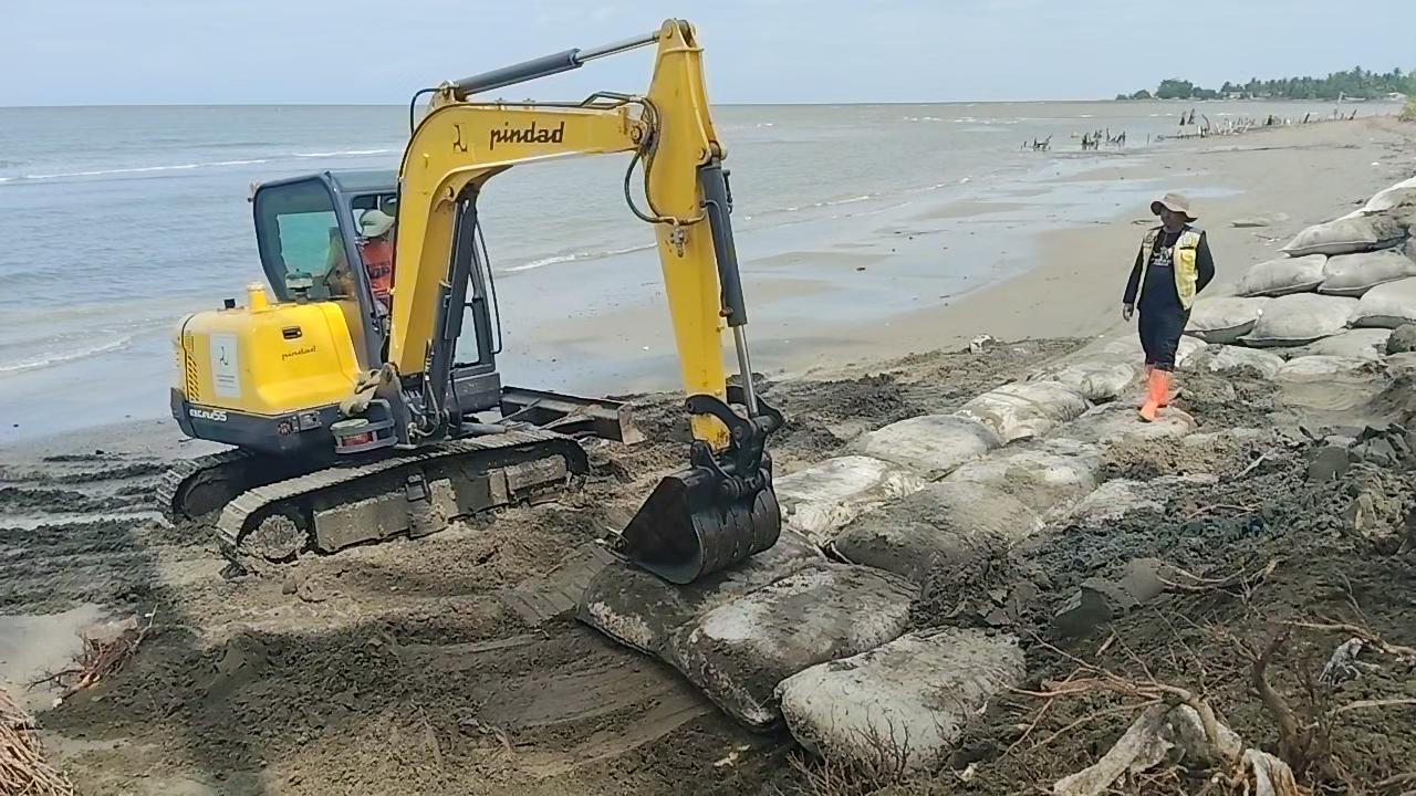 Excavator-mini-pasang-geobag-berisi-pasir-di-Pantai-Mes-Pambutungang.jpg