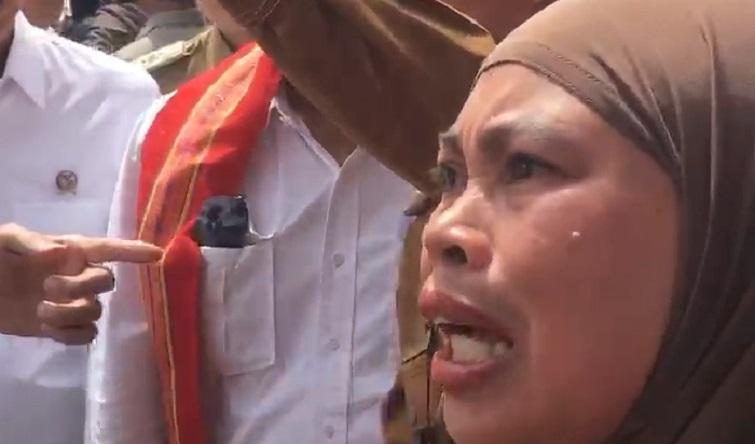 Pedagang Nangis Depan Jokowi Curhat Soal Pasar Lama Jadi Taman Kota, Akui Menderita Sejak Pindah